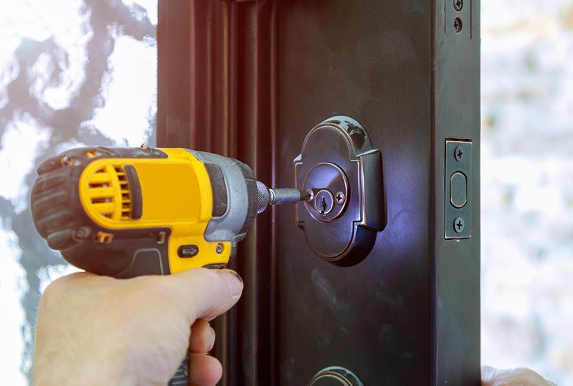 Técnico DR HOGAR instalando una cerradura de seguridad