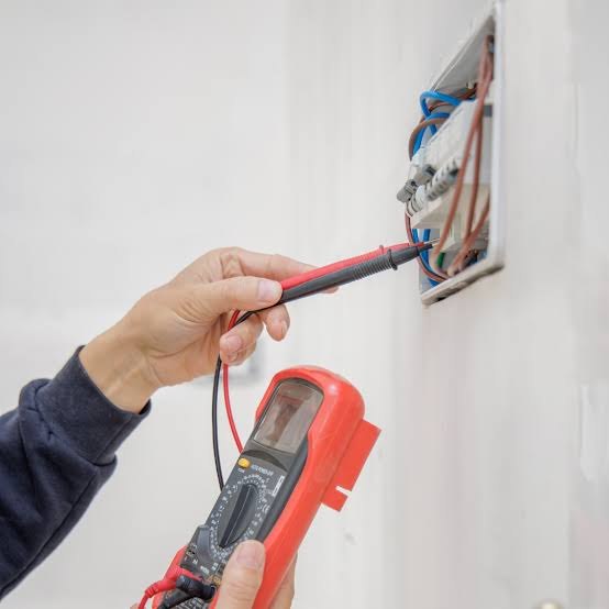 Técnico DR HOGAR revisando un tablero eléctrico